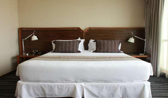 Hotel Dreams Valdivia Rom bilde A bed with a bed frame
