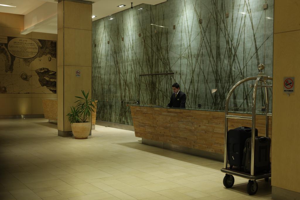 Hotel Dreams Valdivia Eksteriør bilde A hotel concierge