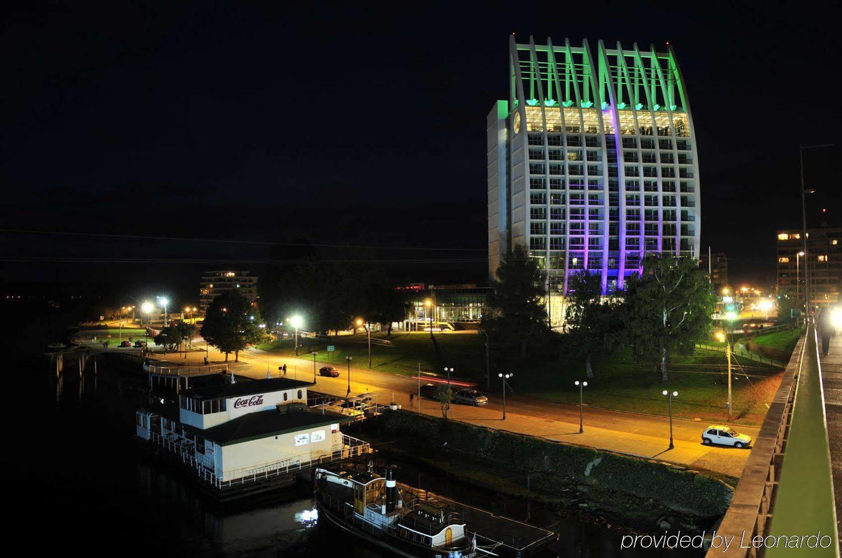 Hotel Dreams Valdivia Eksteriør bilde The Riverfront Hotel at night
