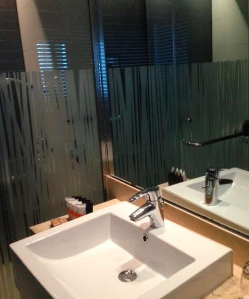 Hotel Dreams Valdivia Eksteriør bilde A shower curtain